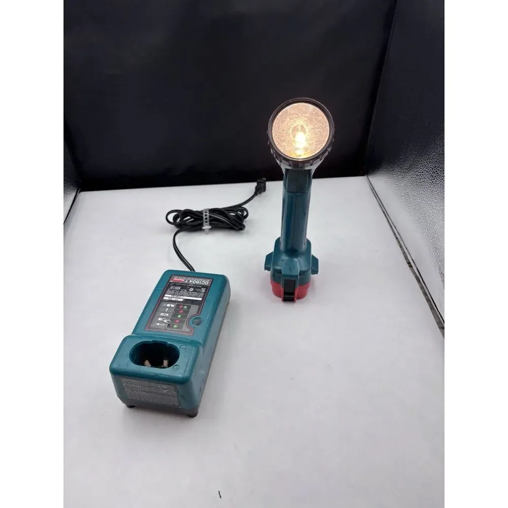 Makita Flashlight With Battery And Battery Charger Tested Works‎ ML903. (2528)